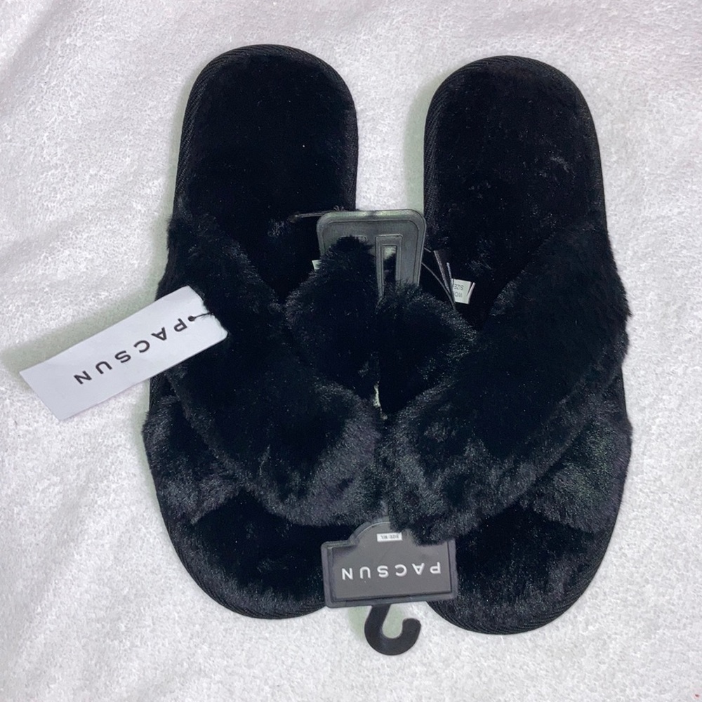 New Pacsun black fuzzy slippers